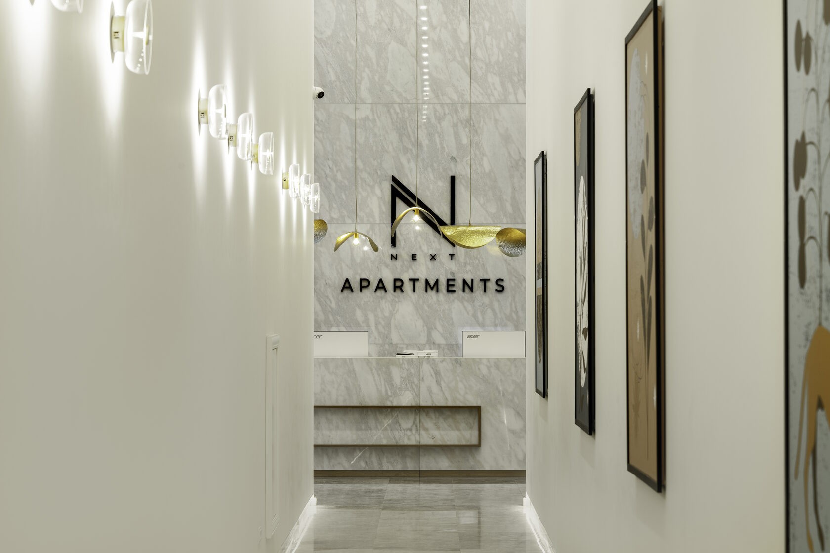 NEXT Apartments-ის მისაღების დეტალი და სასტუმროს აბრა
